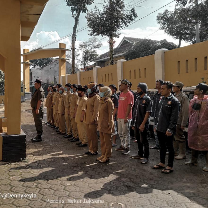 Cegah Pandemi Virus Covid 19, Pemdes Mekarlaksana Semprotkan Disinfektan Ke Rumah Warga